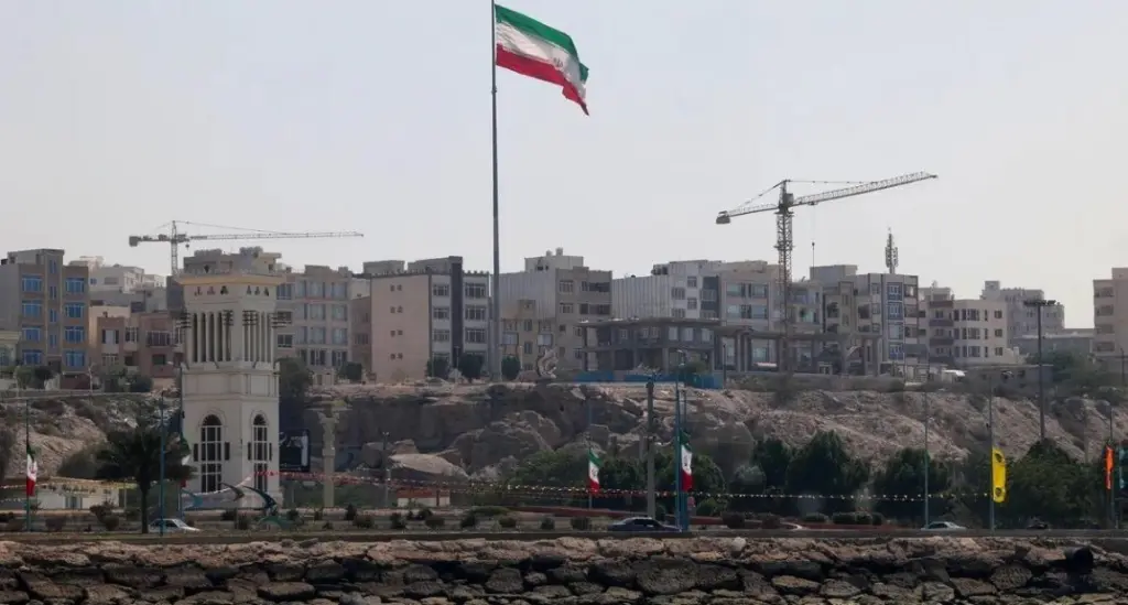 إعلام إيراني: سماع دوي انفجارات متعددة في قشم وسيريك