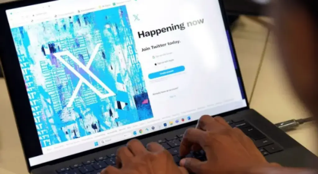 تفتيش مكاتب إكس في باريس .. والسبب خوازميات متحيزة