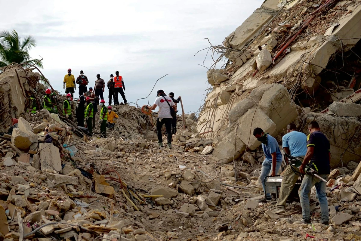 Families demand help with recovering Venezuela's quake victims