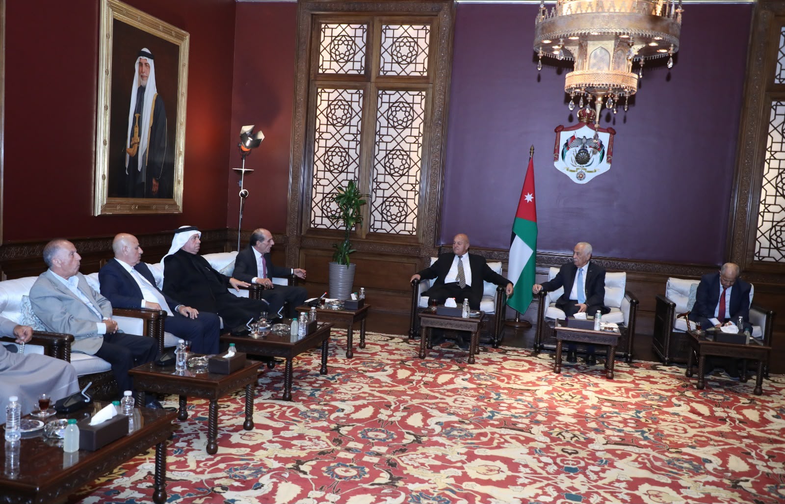 رئيس الديوان الملكي يلتقي وفدا من أبناء عشيرة الدباس