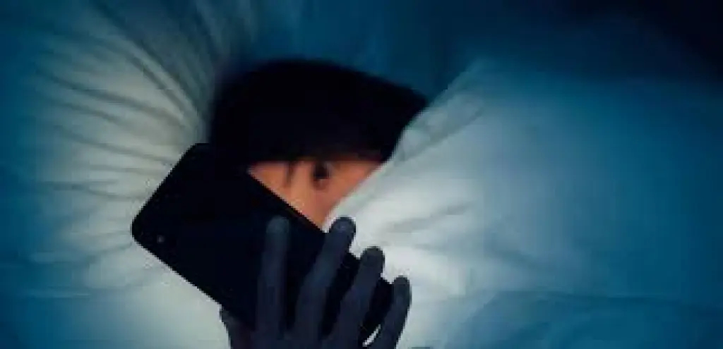 لماذا يجب أن تبعد هاتفك قبل النوم؟ دراسة نرويجية توضح