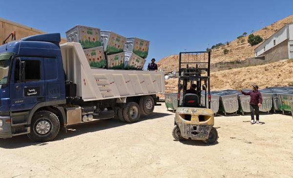 وزارة البيئة تدعم بلديات الطفيلة بـ225 حاوية