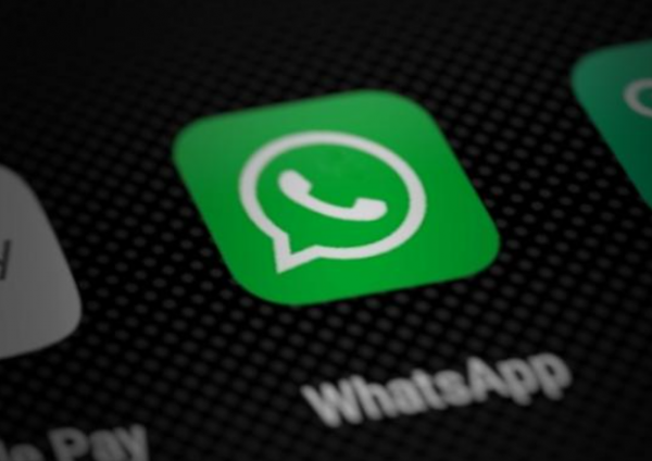 "واتساب" يختبر ميزة جديدة لتمييز المحتوى المُنشأ بالذكاء الاصطناعي داخل القنوات