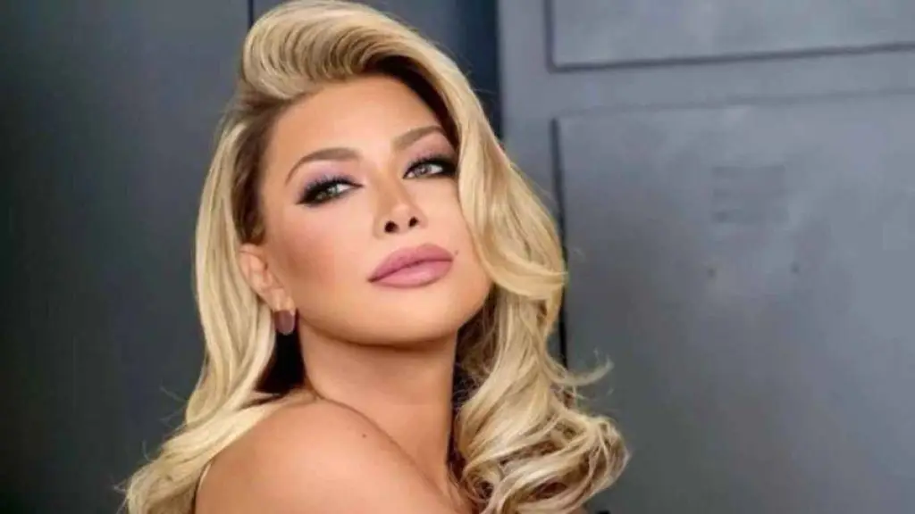 تيا ديب تسقط نوال الزغبي في بركة السباحة - فيديو