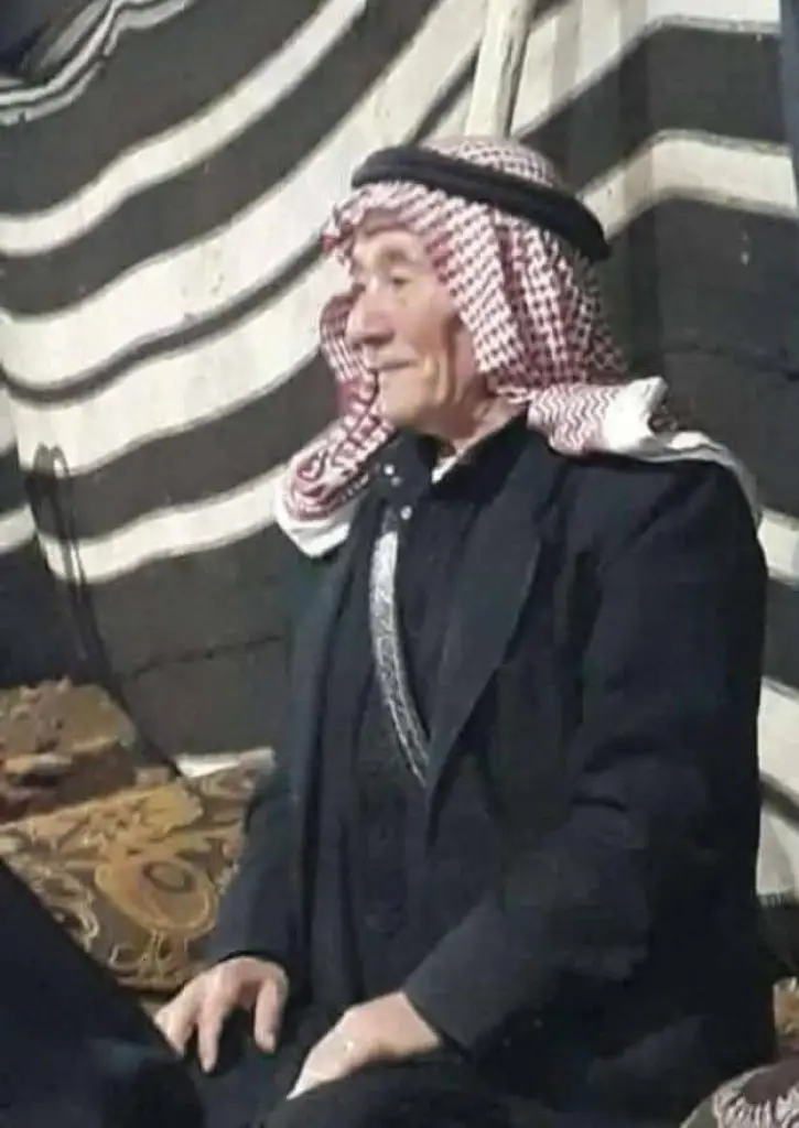 محمد الكعابنه يعزي أبراهيم الخلايله بوفاة والده