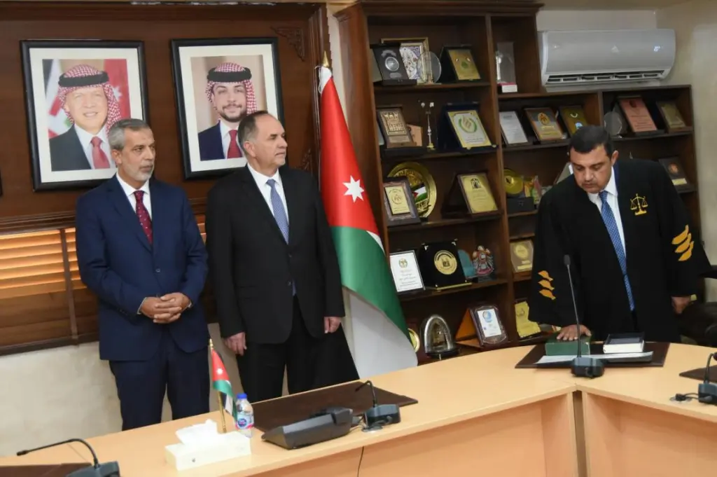 الوزير الاسبق المهندس الخريشا ينتقل إلى سجل المحامين المزاولين