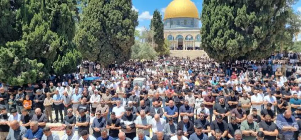 70 ألفًا يؤدون صلاة الجمعة في المسجد الأقصى
