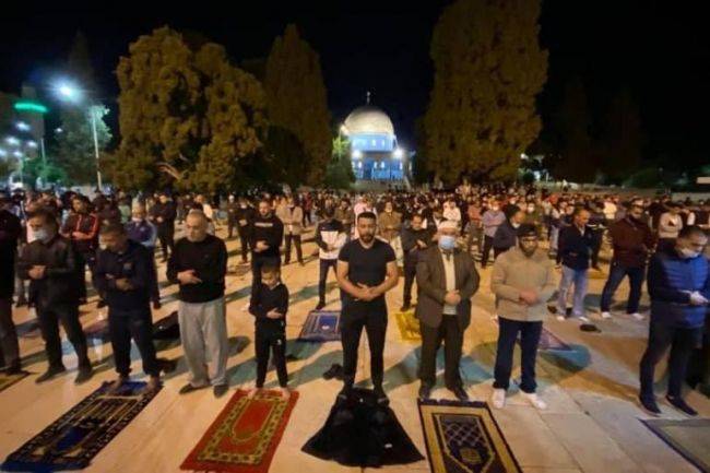 هكذا دخل المقدسيون الأقصى بهتافات الفداء قيديو