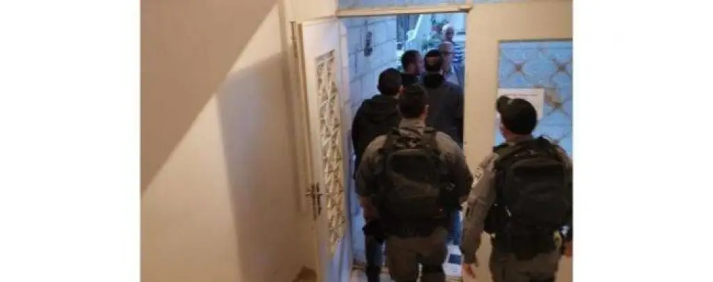 شاهد.. الاحتلال يعتقل وزير شؤون القدس ويعتدي عليه