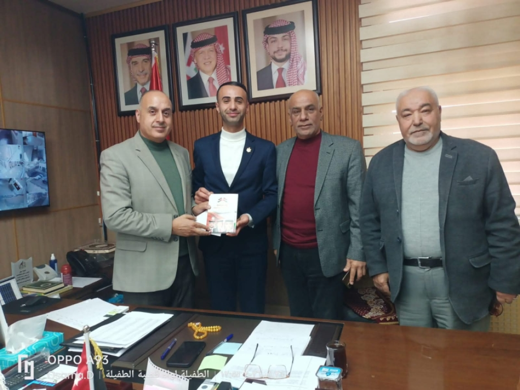 محافظ الطفيلة يستقبل مؤلف كتاب رؤيا شبابية في بناء الدولة الاردنية الحديثة