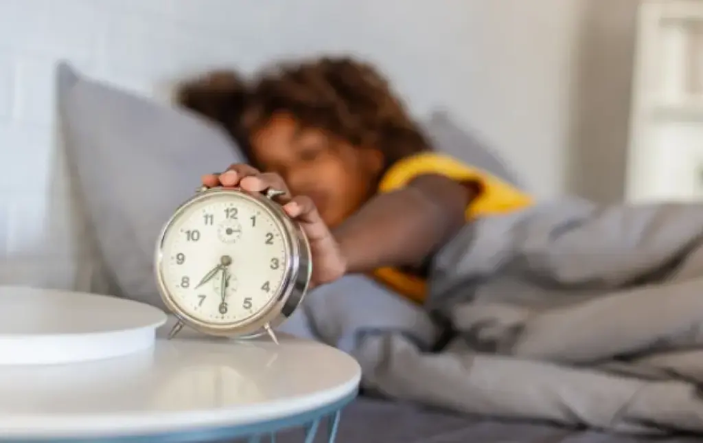 مشكلة كل صباح .. نصائح تضبط استيقاظ الطفل للمدرسة