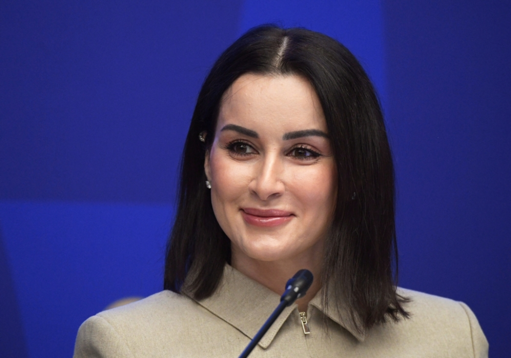 بوتين يمنح فنانة ومذيعة روسيتين أوسمة رفيعة المستوى