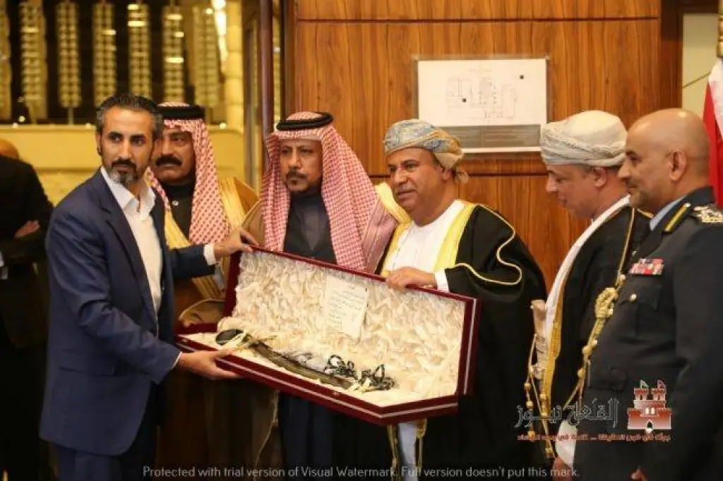 شاهد بالصور والفيديو .. العجارمة تُكرم سلطنة عُمان في يومها الوطني