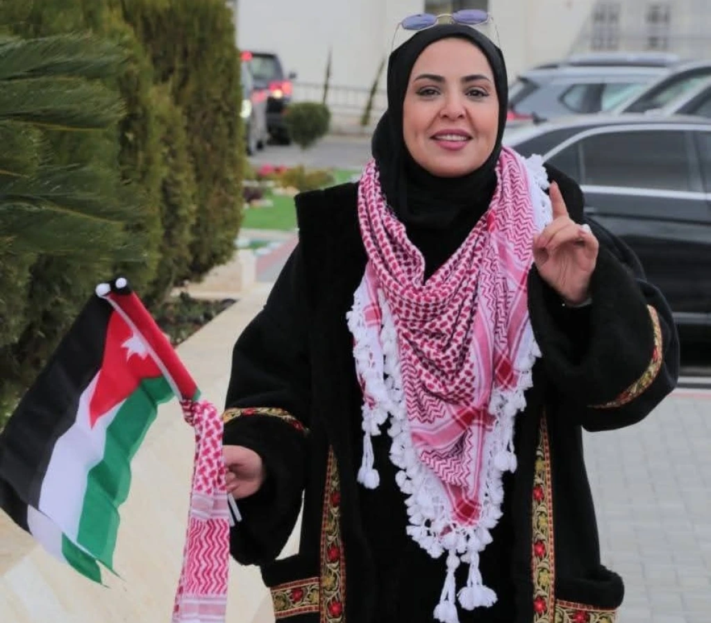 خافقٌ بالمعالي والمُنى… عربيُّ الظلالِ والسَّنا
