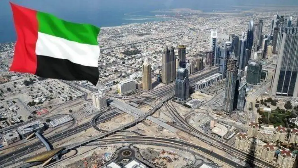 المياه تغرق شوارع الإمارات... فيديو