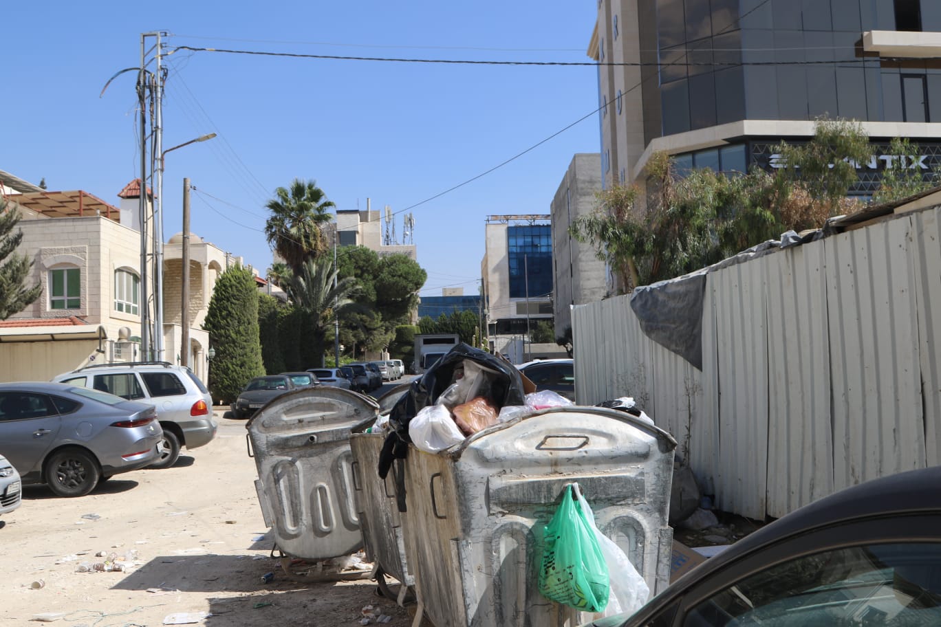 سكان الرابية "حي السلام" يطالبون أمانة عمان بحل عاجل لأزمة تجميع الحاويات