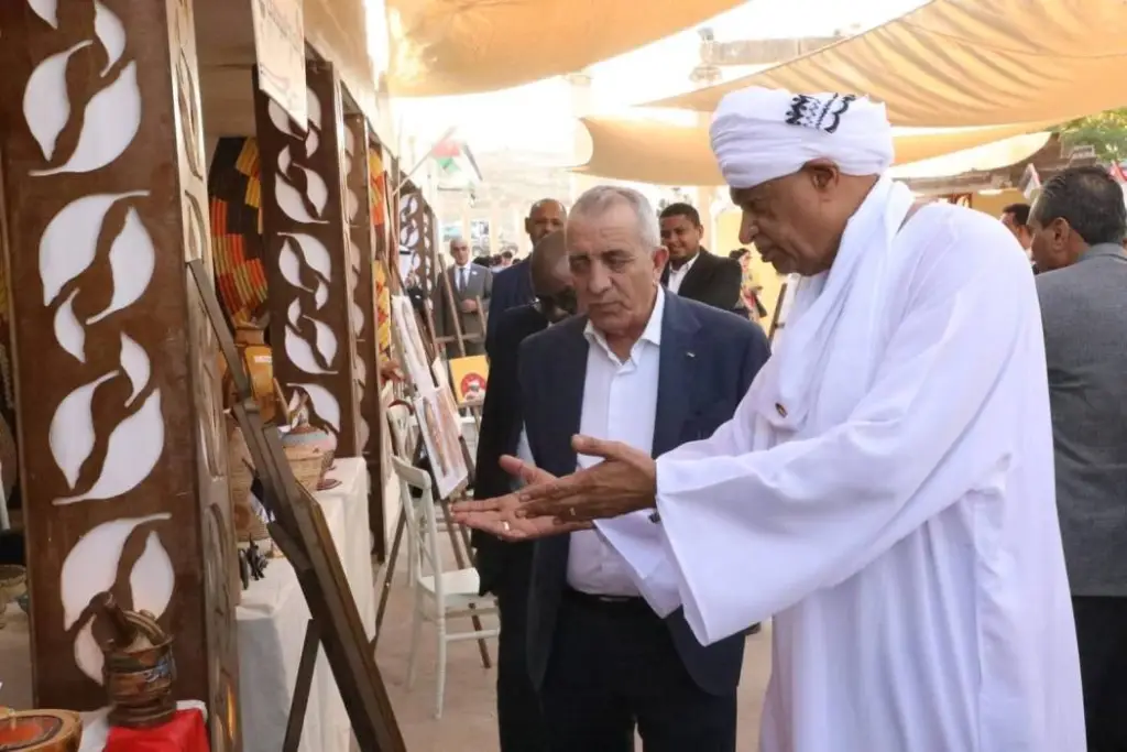 الرواشدة يفتتح أجنحة معرض السفارات العربية والأجنبية في مهرجان جرش