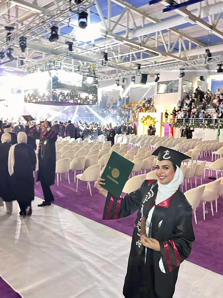 محمد الكعابنه وعائلته يهنئون أبنتهم عروب الكعابنه بدرجة البكالوريس في نظم شبكات الحاسوب من جامعة العلوم الإسلامية العالمية