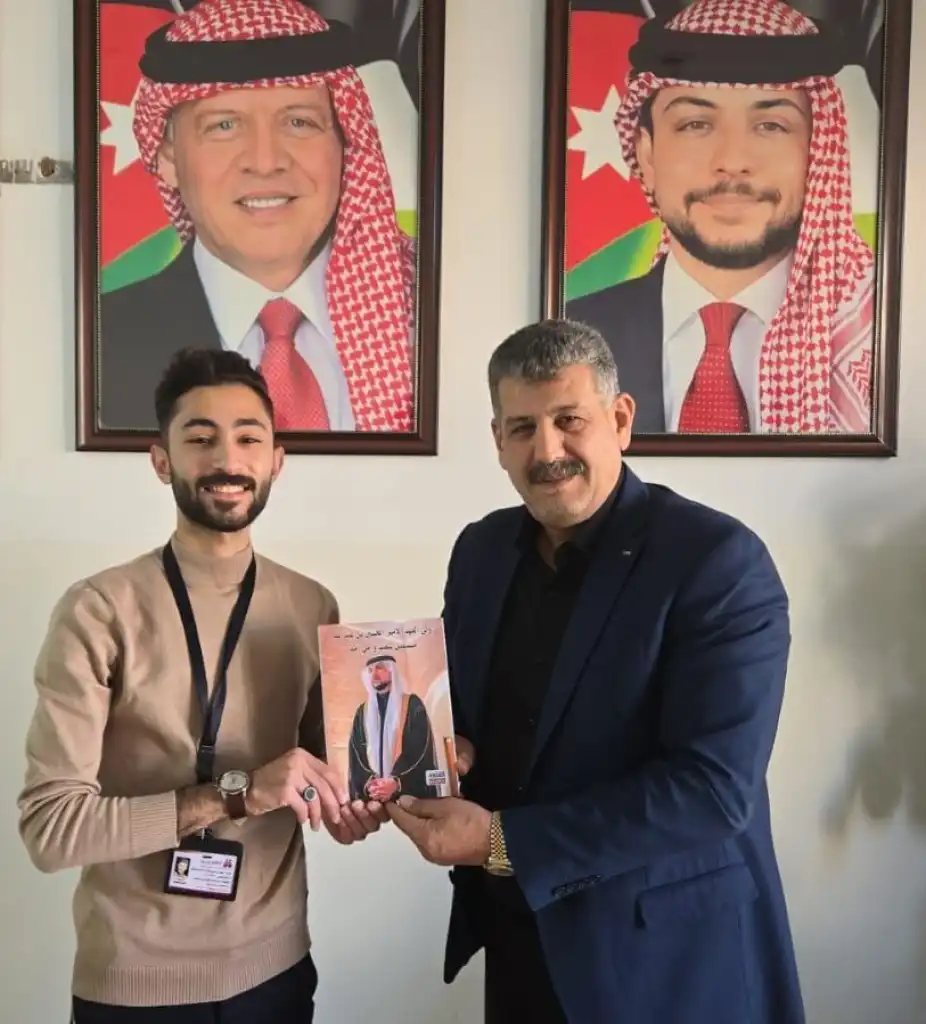 المهندس عمرو أبو عنقور يسلم نقيب أصحاب شركات التخليص «د. ضيف الله أبو عاقولة» كتاب ولي العهد «مستقبل شعب وأمل أمة»