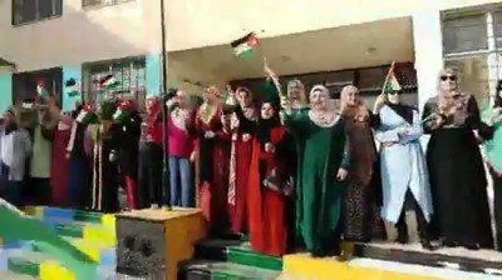 صباح_الكرامة من معلمات وطالبات ثانوية كفرسوم للبنات #موطني !! هل أراك !؟ فيدي