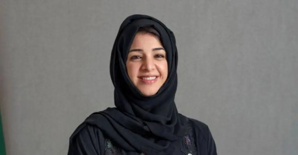 بالفيديو .. وزيرة إماراتيه في موقف طريف أمام مؤتمر المانحين لليمن