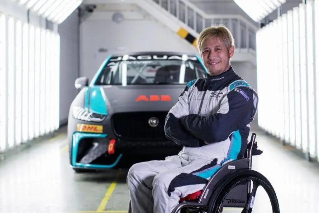 السائق الياباني تاكوما آوكي ينضم إلى بطولة جاكوار I-PACE eTROPHY