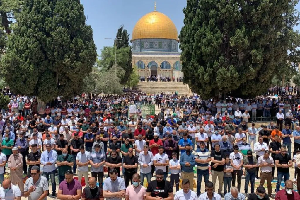 عشرات آلاف المصلين يؤدون صلاة الجمعة في الأقصى