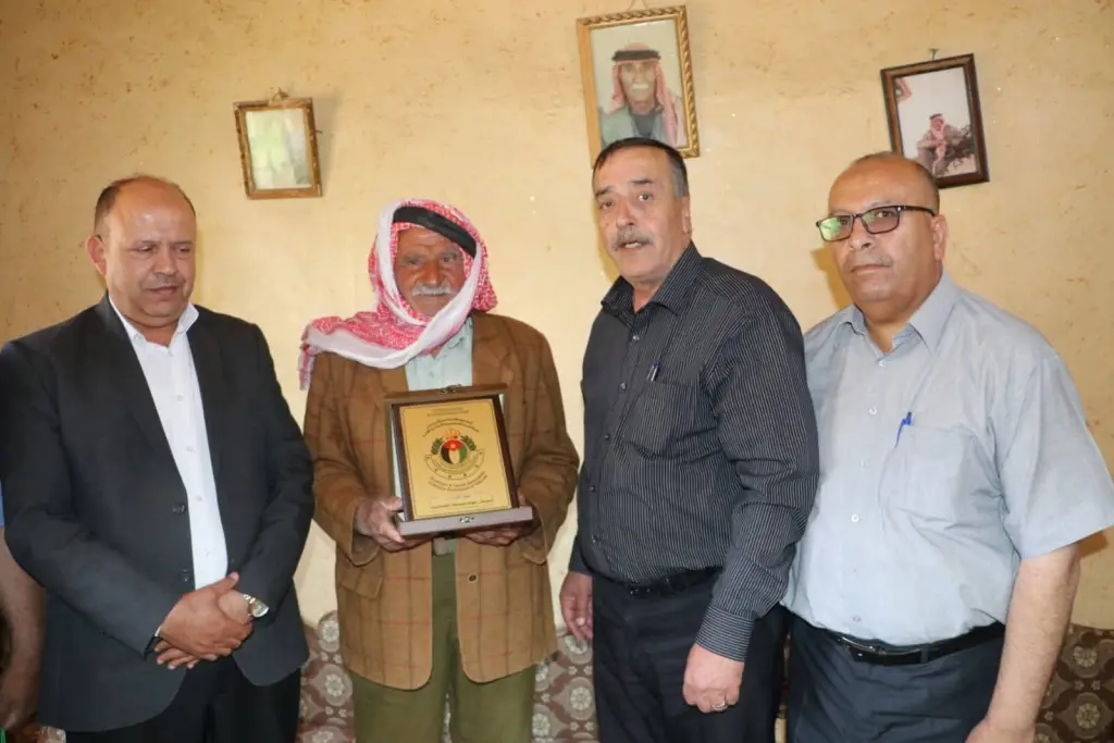 مؤسسة المتقاعدين العسكريين تزور الوكيل المتقاعد عميش المساعيد في منزله بالبادية الشمالية
