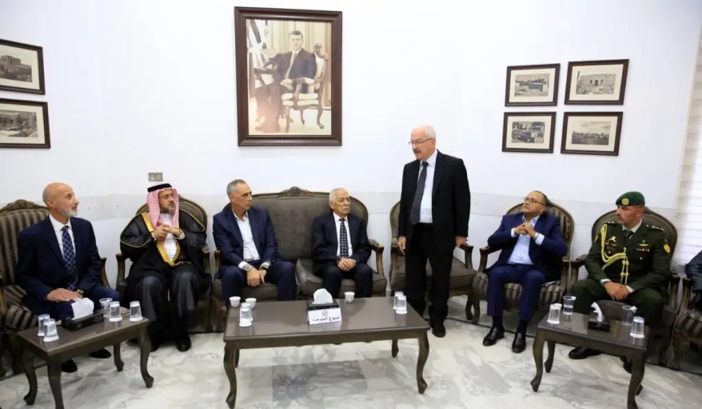 مندوبا عن الملك وولي العهد... العيسوي يعزي آل سليمان