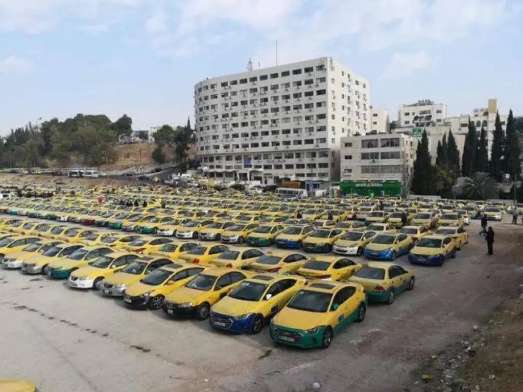 سائقو الأصفر.. يطالبون بإلغاء الحظر الليلي وتخفيض الضمان اليومي 35%