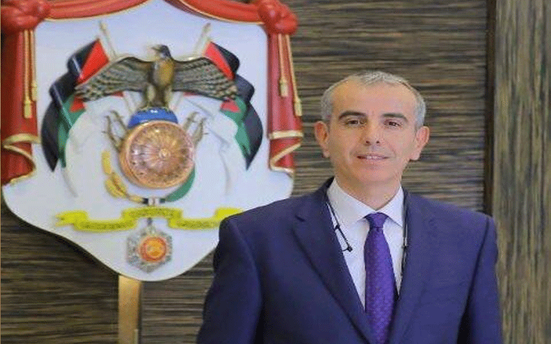 الزميل سعد العامور تلفونه لا يغلق و يتابع كل شاردة وواردة بالقطاع الصحي