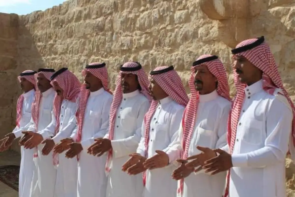 من عمق البادية حملوا التراث الأصيل بأكفهم