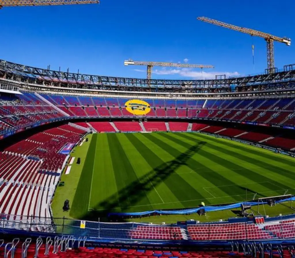 بعد غياب تجاوز عامين .. برشلونة يعود إلى كامب نو