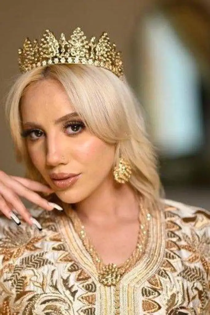كزينة عويطة بإطلالة عربية في كليب عملها الجديد