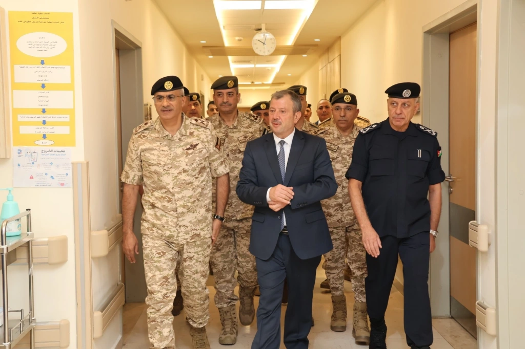 رئيس هيئة الأركان المشتركة ومديرو الأجهزة الأمنية يزورون مصابي خدمة العلم ويقدمون واجب العزاء لذوي المتوفين