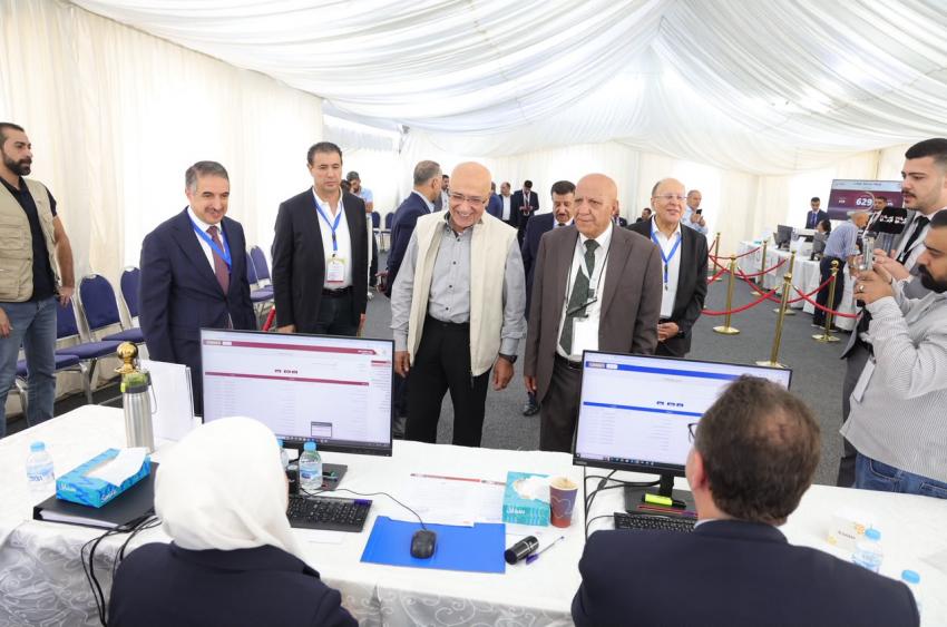 المعايطة يطلع على سير العملية الانتخابية في غرفة صناعة عمان