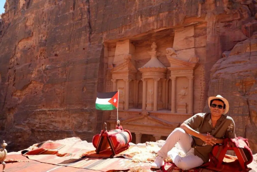 الفنان المصري سامح حسين يزور مدينة البترا الأثرية