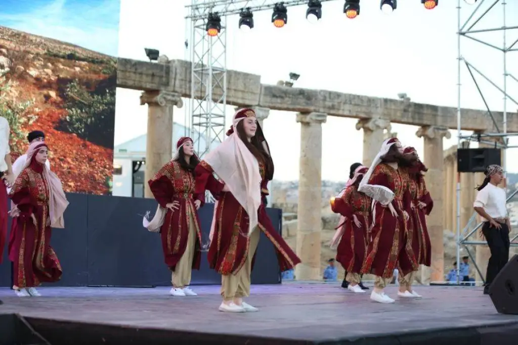 بالصور .. فرقة 'أوف ستيج' الاستعراضية تسطر ليلة تراثية فلسطينية في أمسية جرشية