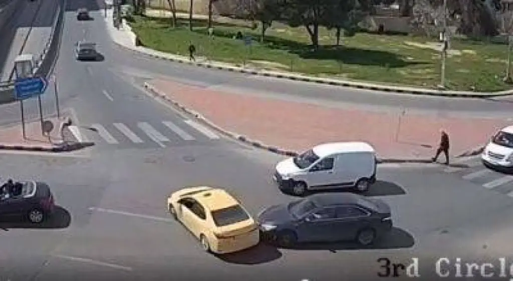 حادث سير بإحدى مناطق العاصمة سببه الاستهتار بتعليمات المرور .. فيديو