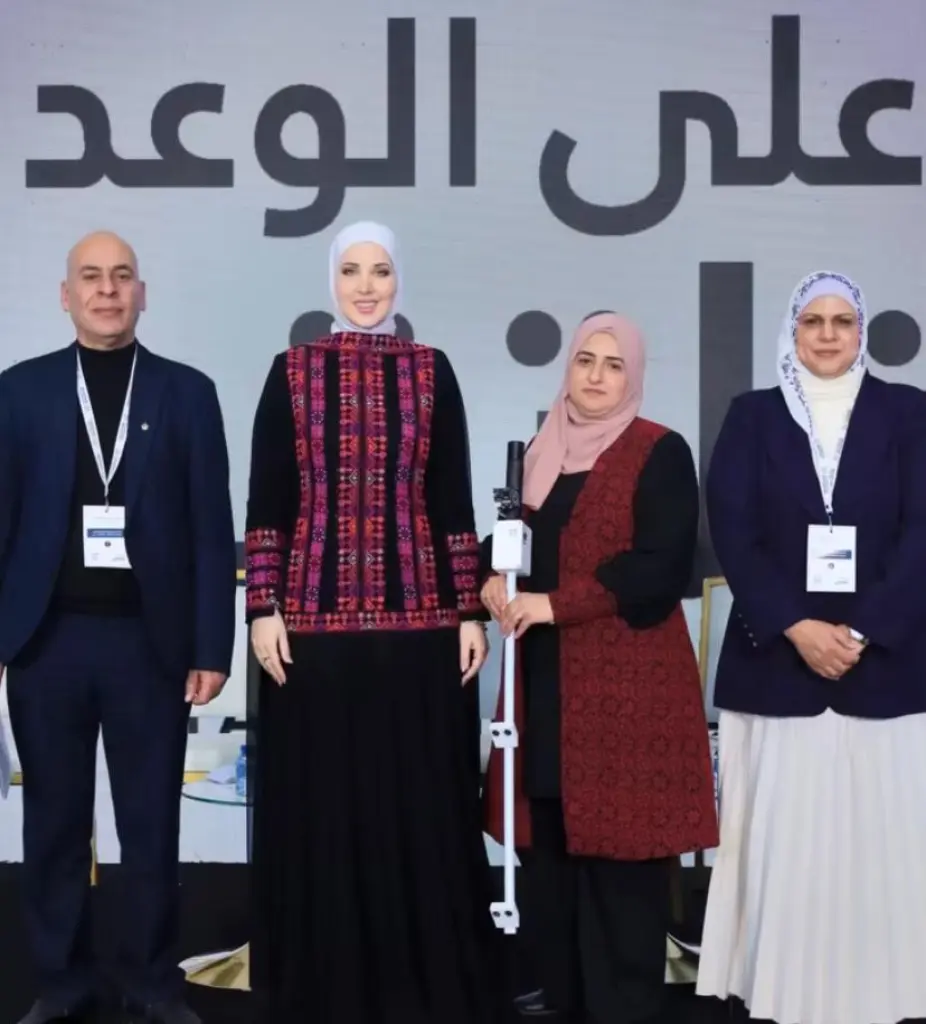 الطفيلة - معلمة تنجح في ابتكار عصا ذكية لذوي الإعاقة البصرية