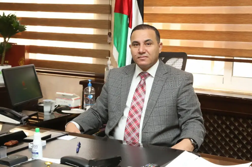 كتب المهندس محمد العمران الحواتمة على صفحته الشخصية على فيسبوك ومواقع التواصل الاجتماعي ما يلي :  الدكتور فراس أبو قاعود.. حين يصبح العمل الميداني طريقاً إلى النجاح