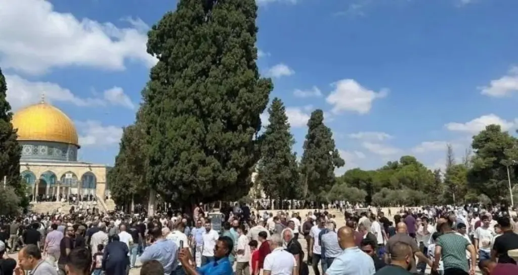عشرات الآلاف يؤدون صلاة الجمعة في باحات المسجد الأقصى المبارك