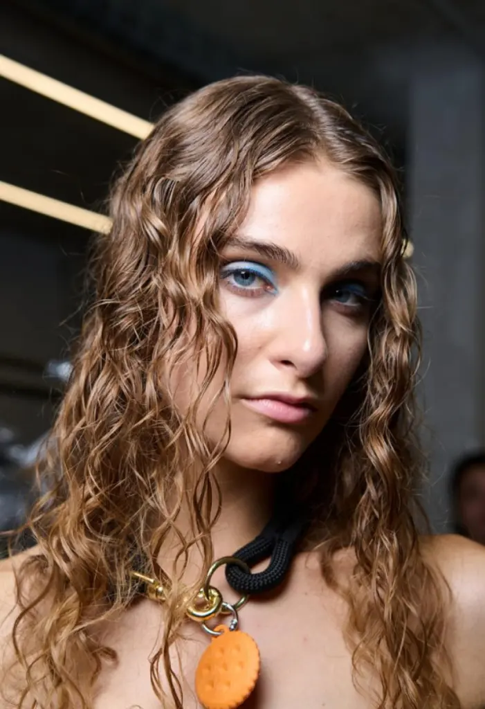 الشعر المبلل يعود إلى الواجهة .. كيف تعتمدين الـWet Look بأناقة؟