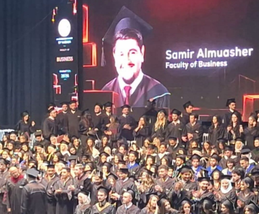 سمير المعشر يتوج مسيرته الأكاديمية بالبكالوريوس من كلية الأعمال بالجامعة الأمريكية في مادبا