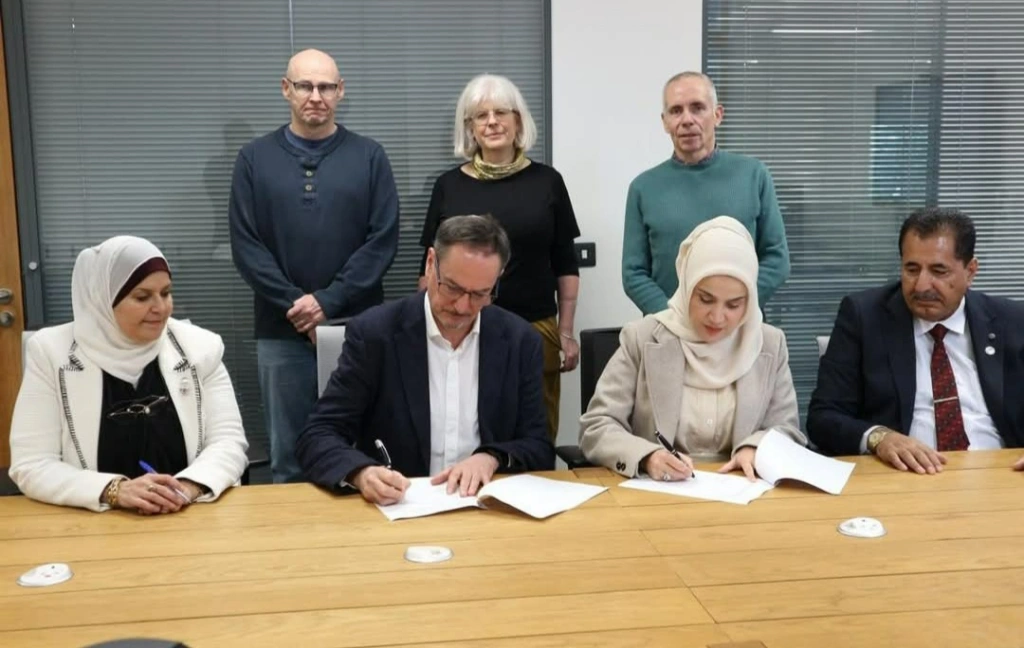 بحث آفاق التعاون الأكاديمي والبحثيبين جامعتي جدارا وباث البريطانية