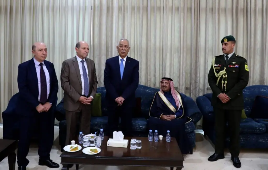 مندوبا عن الملك وولي العهد. العيسوي يعزي عشيرة المومني وآل ريال وآل السقا