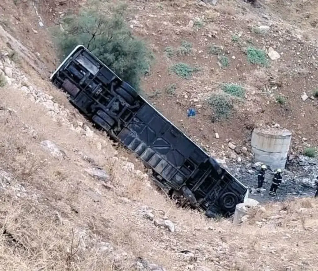 وفاة  شخص وإصابة أربعين آخرين َ إثر تدهور حافلة بمحافظة العاصمة