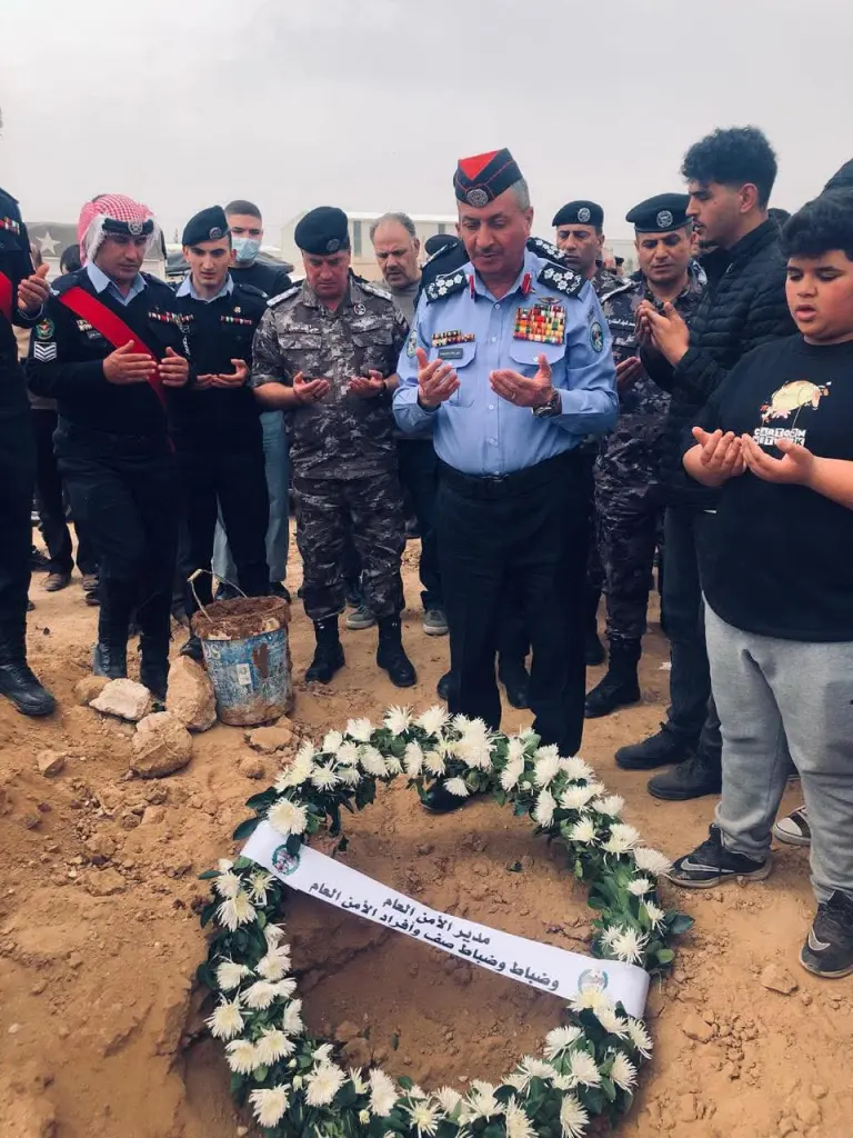 العميد أنور الطراونة يشارك بشييع جثمان العقيد المتقاعد رائد شاكر ضيف الله المشاقبة