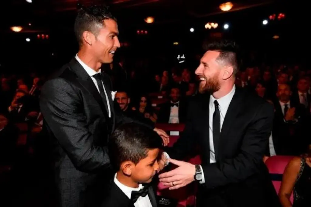 "كن قوياً يا ليو" .. رونالدو يعزي ميسي في وفاة والده