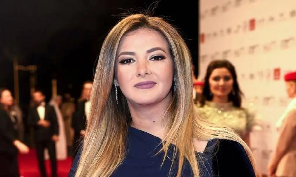 دنيا تظهر في أول إطلالة فنية منذ وفاة والديها (فيديو)